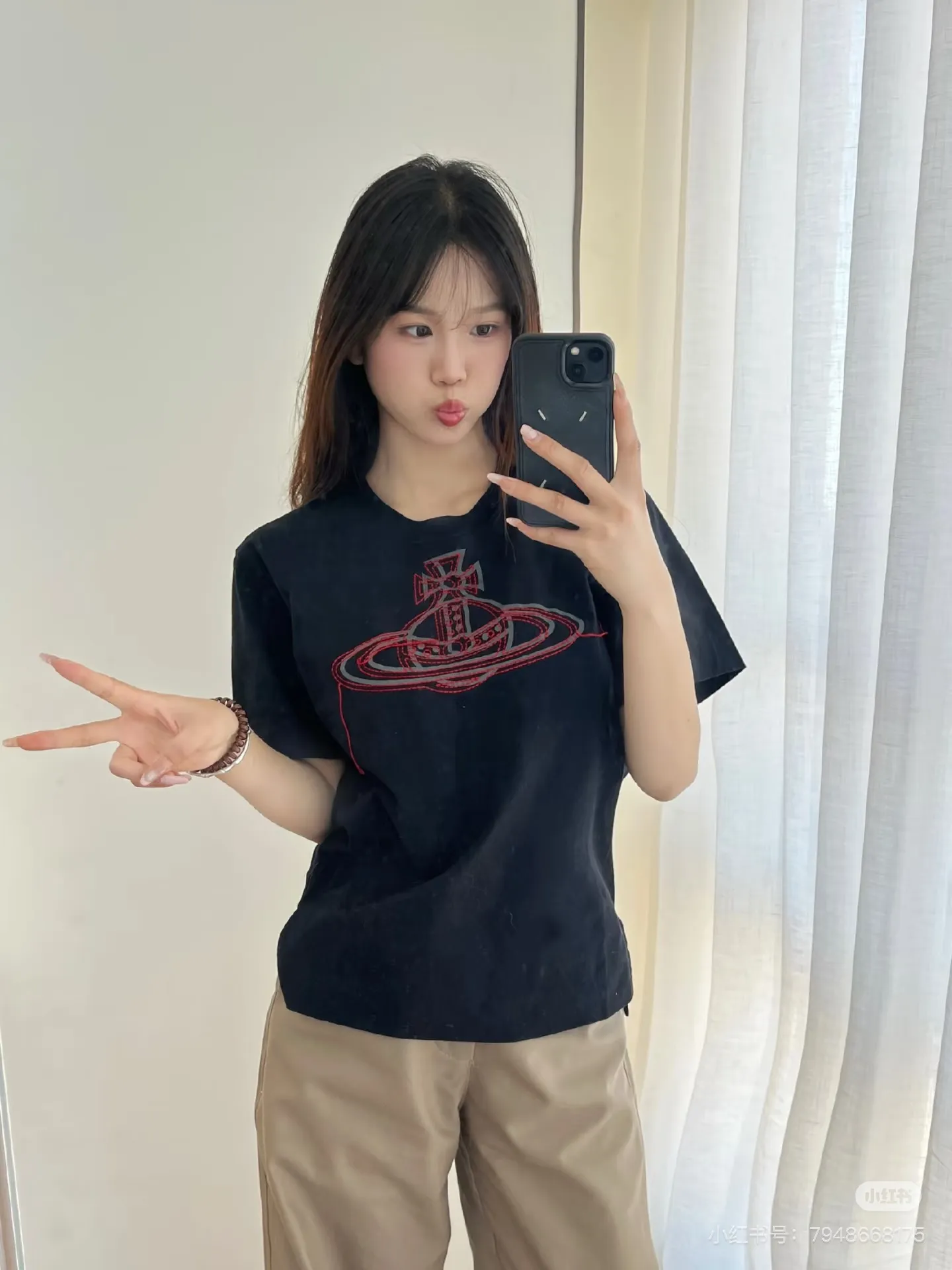 vivienne Westwood Queen Mother's new 2025 spring and summer Japanese limited-edition tassel embroidered short-sleeved T-shirt. The appearance of the appearance reveals the uninhibited image and high street trends. It has a loose and casual style, a short front and long back design, a small slit on the hem on both sides, and the iconic Saturn shape on the chest. The cross crown ball is added with a very futuristic satellite ring, just like Saturn, which collides with the prominent colors of the clothes. The non-overlapping Saturn pattern is outlined with red embroidery, which is visually dazzling. It also has a few tassels to complete the unconventional personality. 240g 32 count high-density double yarn cotton, comfortable and breathable fabric Size: XS-L Color: white, black